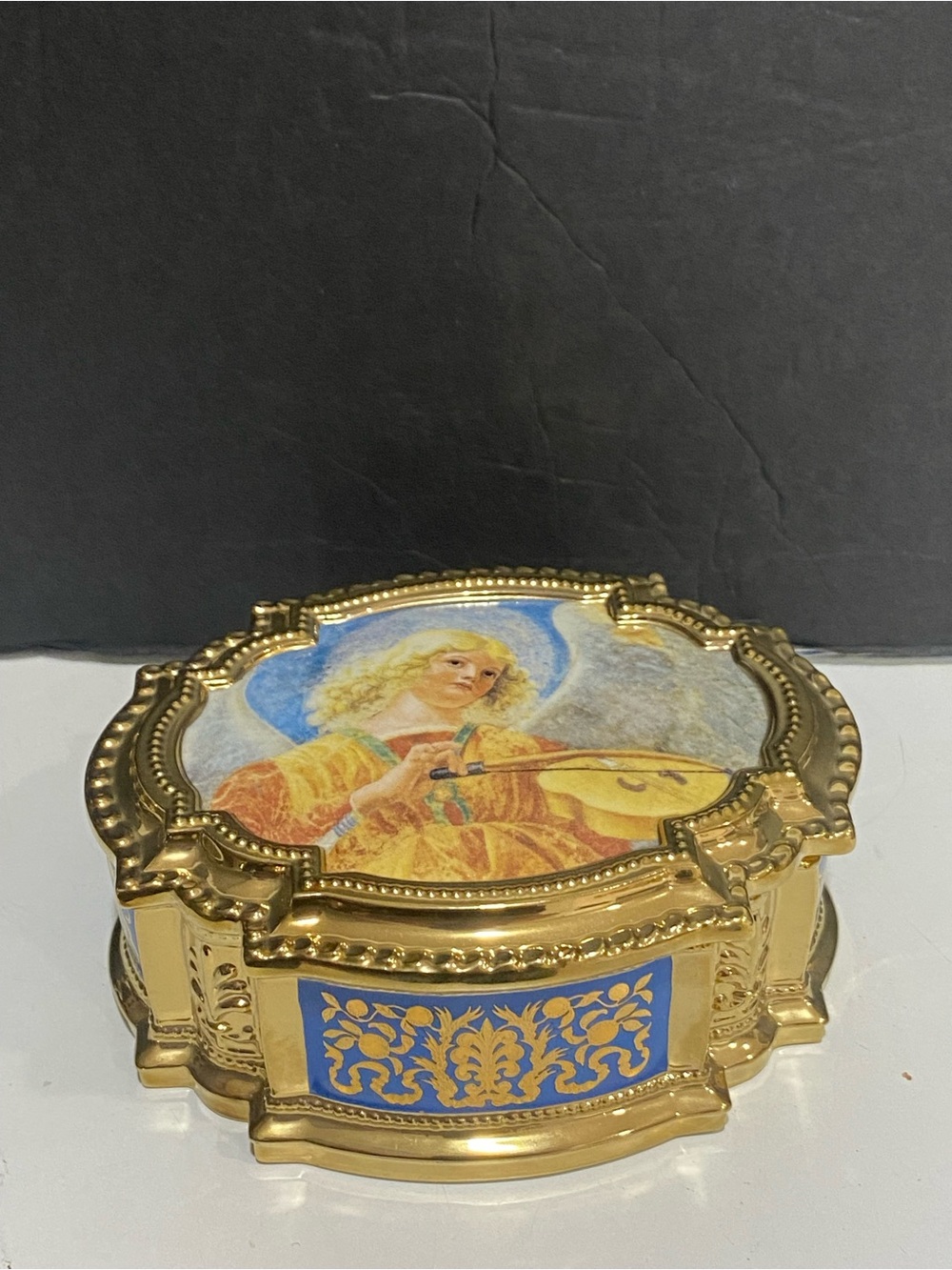 Franklin Mint Angels of the Vatican Fine Porcelain Music Box – Gold Gilt